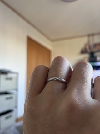 【アイプリモ(I-PRIMO)の口コミ】 指輪のデザインはシンプルながら流線形の加工がされており、オプションで…