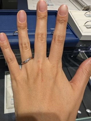 【銀座ダイヤモンドシライシの口コミ】 ウェーブの形で幅に厚みがあるデザインが自分に合うと思いました。ダイヤ…
