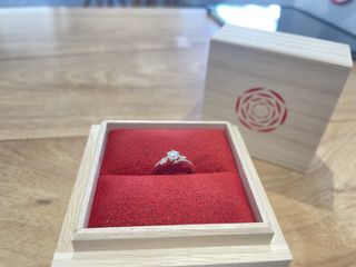 【出雲結(いずもゆい)の口コミ】 指輪のプラチナとゴールドの組み合わせが特に可愛いです！
斜めになってい…