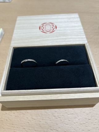 【出雲結(いずもゆい)の口コミ】 指輪はシンプルながらも細部までこだわりが感じられるデザインで、どの角…