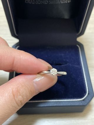【銀座ダイヤモンドシライシの口コミ】 シンプルでよくある形ですが、海外ブランドと比較してもダイヤの輝きが良…