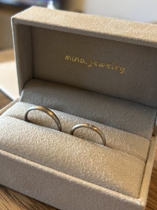 【mina.jewelry(ミナジュエリー)の口コミ】 王道のプラチナではなくホワイトゴールド(旦那はブラックゴールド)を選び…