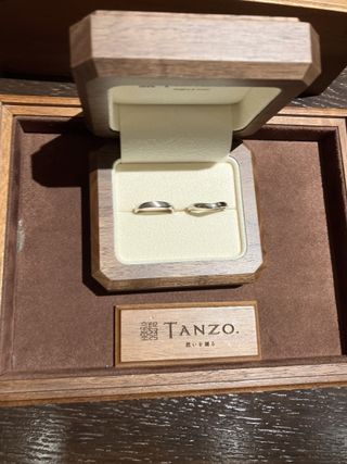 【TANZO.(鍛造指輪)の口コミ】 片側の側面をキラキラにしていただきました。V字の加工で指を細く見えるよ…