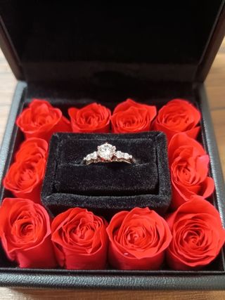 【エクセルコダイヤモンド(EXELCO DIAMOND)の口コミ】 真ん中に1つだけ、では足りない人、両サイドに2石ずつあるのでキラキラが…