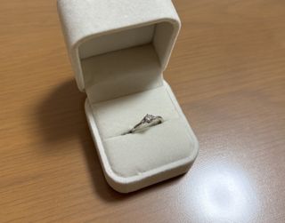 【アイプリモ(I-PRIMO)の口コミ】 細身のタイプのリングなので、ダイヤモンドがしっかり目立ちます。真ん中…