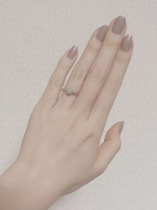 【BRILLIANCE+(ブリリアンスプラス)の口コミ】 シンプルかつ、縦爪のようなベーシック過ぎないデザインで、程良くカジュ…