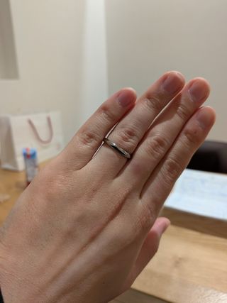 【出雲結(いずもゆい)の口コミ】 素材はK18WG（ホワイトゴールド）を選びました。
プラチナと比べて深みが…