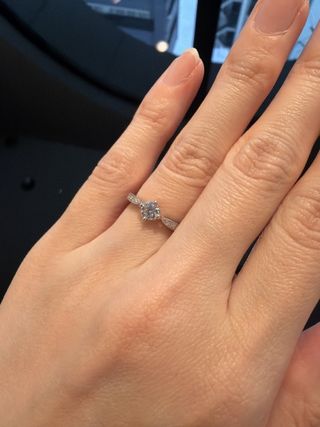 【EIKA(エイカ)の口コミ】 婚約指輪は既製品が多い中、ダイヤモンドと薔薇をプレゼントしてもらい、…