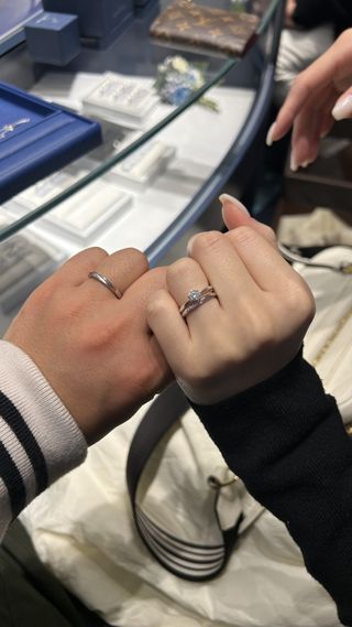 【銀座ダイヤモンドシライシの口コミ】 女性側：ダイヤモンドがねじれたように埋め込まれているので、指が綺麗に…