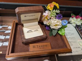 【TANZO.(鍛造指輪)の口コミ】 素材プラチナ（さびにくい）
指輪の細さ中くらい
指輪の光沢が素晴らしい
…