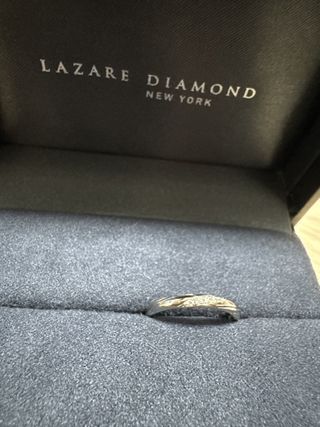 【ラザール ダイヤモンド(LAZARE DIAMOND)の口コミ】 ダイヤが斜めに並んでおり、指輪を上下から見た時にもしっかりとキラキラ…