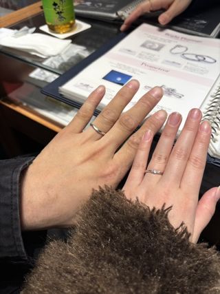 【銀座ダイヤモンドシライシの口コミ】 指が綺麗に見えてデザインがオシャレ。
ダイヤモンドが、しっかり光を集め…