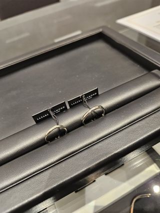 【ラザール ダイヤモンド(LAZARE DIAMOND)の口コミ】 全体的に丸みがあり、女性らしい印象を受けました。ダイヤモンドも5石つい…