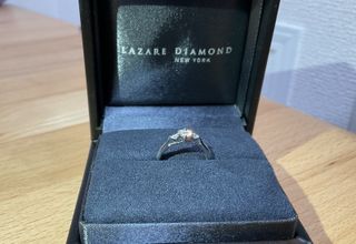 【ラザール ダイヤモンド(LAZARE DIAMOND)の口コミ】 メレダイヤと合わせて百合の花のように見えるデザインに惹かれて購入しま…