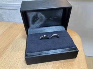 【ラザール ダイヤモンド(LAZARE DIAMOND)の口コミ】 スリーサイドの名の通り、側面にもメレダイヤが入っているので横から見た…