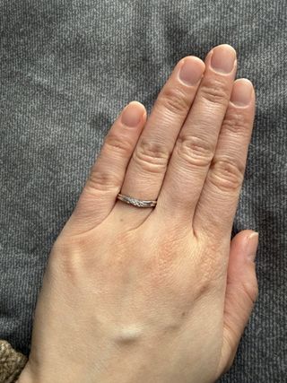 【銀座ダイヤモンドシライシの口コミ】 ゆるいV字で、表面のラインもかわいいです。
ラインがあることで小傷が目…