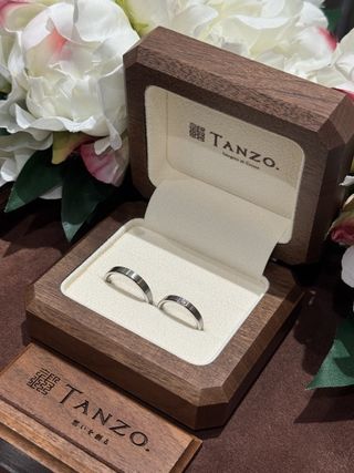 【TANZO.(鍛造指輪)の口コミ】 平打ちストレートタイプで真ん中に一石あり、シンプルかつ飽きのこないデ…