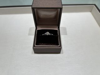 【アイプリモ(I-PRIMO)の口コミ】 ダイヤモンドの両サイドにキラキラとした装飾がついていること、リングの…