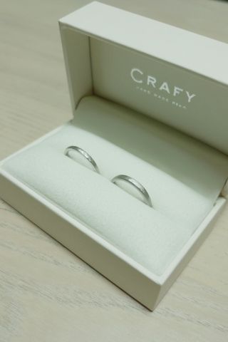 【CRAFY(クラフィ)の口コミ】 お互いの指輪をトンカチでトントン叩いて柄をつけているので、相手のあた…