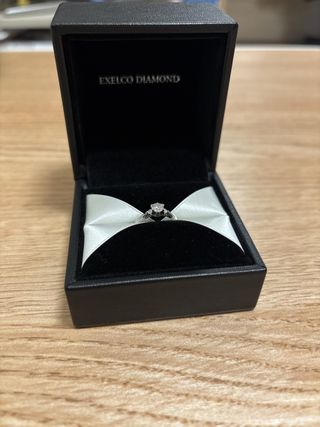 【エクセルコダイヤモンド(EXELCO DIAMOND)の口コミ】 おすすめポイントは2つあります。1つ目はダイヤに向かって指輪が細くなる…