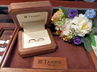 【TANZO.(鍛造指輪)の口コミ】 ピンクコーラルにして指の色にに馴染み且つリハーサルリングと色を変えた…