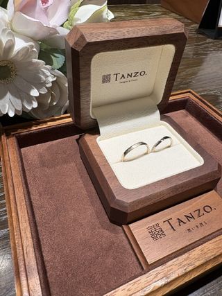 【TANZO.(鍛造指輪)の口コミ】 プラチナじゃなくてゴールドがいいなと思っていたところ、こちらでシャン…