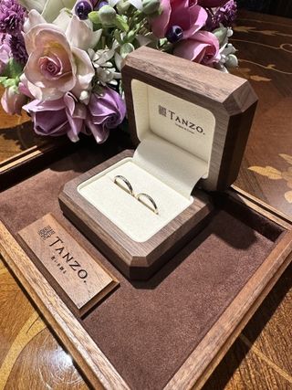 【TANZO.(鍛造指輪)の口コミ】 デザインは２つともシャンパンゴールドにしました。男性リングは、えぐり…