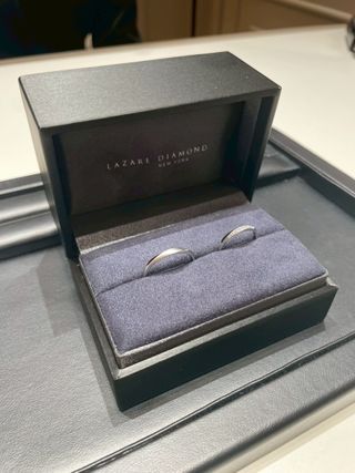 【ラザール ダイヤモンド(LAZARE DIAMOND)の口コミ】 マット加工であまり被らないデザインで、妻のはダイヤモンド加工がどこか…