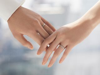 ブライダルリング選びは、多くの方にとって初めての体験。一生に一度だからこそ、後悔してほしくない。ブライダルリング専門店アイプリモでは、毎日・何十年先も一生身に着けていく大切なブライダルリング選びに重要となるポイントを専門知識豊富なスタッフが丁寧にご提案いたします。
実はブライダルリングにも、洋服と同じように、「似合う、似合わない」があることは意外と知られていません。「パーソナルハンド診断®」はジュエリーコーディネーターの資格を持つプロが、あなたの手の特徴を分析。“最もしっくりくる指輪”への近道をご案内します。アイプリモは「最初に訪れてよかった」と思っていただくための充実のサービスと品揃えでお待ちしております。まずは、お近くのアイプリモへご来店ください。