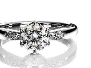 ラザール ダイヤモンドは“世界三大カッターズブランド”のひとつに数えられ、七色の美しい輝きに徹底的にこだわっている、ダイヤモンド業界のパイオニア。
センターダイヤモンドから小さなメレダイヤモンドまで、すべてのダイヤモンドに厳しい基準を設定し、高品質なダイヤモンドだけを使用しています。原石調達からカット・研磨まで一連の工程を備えているブランドだから実現できるクオリティ。かすかな光も大きな輝きに変える理想のプロポーションである「アイディアルメイク」。原石の輝きを最大限に引き出し、七色の眩しいきらめきを放ちます。