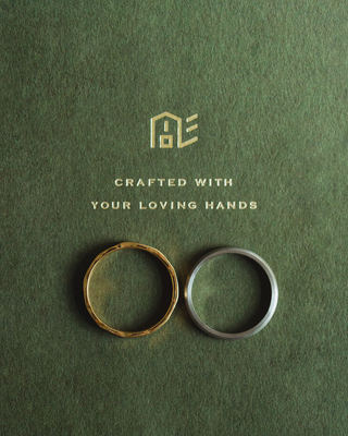 ふたりの手で作り上げるからこそ、その指輪は世界で一つだけの特別な存在になります。鎌倉彫金工房の指輪は、手作りならではの温もりと、時を経ても変わらない価値を宿しています。職人がサポートすることで実現する確かな品質と、指にすっと馴染む滑らかなつけ心地。そして、生涯にわたって指輪を見守る充実のアフターサービス。これらすべてが、おふたりの指輪を「毎日、そして何十年後も」安心してつけられる、かけがえのない宝物へと昇華させます。