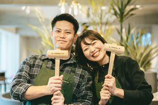 ■「作る時間も、大切な宝物。」
鎌倉彫金工房は、手作り結婚指輪・婚約指輪の工房です。2015年のオープン以来、これまでに80,000人以上のお客様にご来店いただき、たくさんの「幸せ」を指輪に込めて形にしてきました。初めは社長が小さな彫金教室として立ち上げた当工房。その想いに共感するスタッフが増え、ご制作いただいた方の口コミでお客様も徐々に増えていきました。今では鎌倉、横浜、大阪に店舗を構え、日々心を込めて指輪作りをお手伝いしています。結婚指輪・婚約指輪は既製のものを購入したりオーダーする方が大半。そんな中、近年手作りする方の割合が増えているのを、私たちは大変うれしく感じています。なぜなら上手・下手以前に、自分の手で何かを作り出すことってみんな好きなのではないかと感じるからです。それが大切なパートナーと一緒に作る世界に一つしかない指輪となると、感動はひとしおです。そんな特別なひとときと、おふたりの温かな絆を築く場所になれたらと願っています。