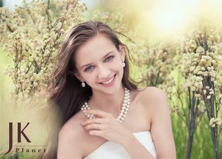 結婚指輪のセレクトショップ『JKPLANET(JKプラネット)』は、「品質」と「デザイン」両面に優れたブランドを豊富に取り揃えています。
プラチナ、ゴールド、シンプル、アンティーク調、和風、ディズニー公式など50ブランド2000種類以上のブライダルリングを一堂にご覧いただけますのでおふたりにとって特別な指輪探しをお楽しみいただけます。

これからのおふたりに寄り添い続ける一生物の結婚指輪・婚約指輪選びを『JKPLANET』でご体験ください。