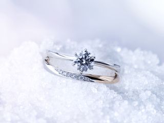 1200年の歴史を持つ京都で誕生したジュエラー「NIWAKA（にわか）」。NIWAKAのリングには、ひとつひとつ名前があり、美しい情景と想いが込められています。薬指を見るたび互いの想いがよみがえる。そんな幸せがひとつひとつの指輪に託されています。婚約指輪と結婚指輪を重ねて着けるセットリングでは、指輪ひとつひとつに表された「情景」や「ストーリー」も重ねることで、より奥深い意味を持つようになります。