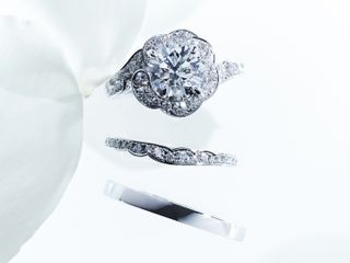 NIWAKAは1200年の歴史を持つ京都で誕生しました。そこで育まれた感性は、洗練されたデザインと最上のクオリティを生み出し、ジュエリーに気品ある存在感をもたらします。リングという小さな世界に表現される美しい情景。正面はもちろん、側面、内側など、細部に至る完成度の高さは、ハイジュエリーも制作するジュエラーとしての品質と誇りの証しです。生涯にわたってNIWAKAのジュエリーをご愛用いただけるよう、ジュエラーとしてきめ細やかでクオリティの高いアフターサービスもご提供しています。