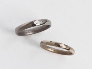mina.jewelryで人気のあるレーザー刻印。
おふたりの描いたイラストや文字をそのままリングに刻印することができます。