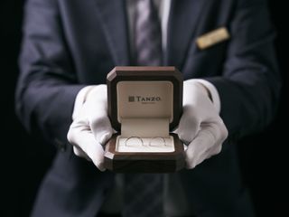 「丈夫で、美しい」鍛造指輪は10年、20年経っても後悔しない一生モノの指輪となります。

一生に一度の大切な指輪だからこそ、ずっとカタチが変わらない指輪を。