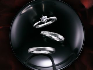 悲しいことですが簡単に指輪が変形したり、簡単に石が落ちてしまう指輪が数多く販売されています。
記念の指輪が簡単に壊れてしまうのは悲しいですよね。

プラチナや金は非常に貴重な金属ですが、決して硬い金属ではありません。
そんな柔らかいプラチナや金をハンマーで鍛えることで加工硬化を起こし硬く強固にする製法があります。

それが「鍛造（たんぞう）」です。TANZOはお客様が一生安心して身に付けられる指輪をご提供するために、
全てを「鍛造（たんぞう）」で製造しております。