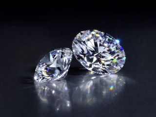 ダイヤモンドの世界3大取引市場の一つであるベルギーに200年以上続く、ダイヤモンドの名門トルコウスキー一族が創るエクセルコ ダイヤモンド。
4代目マーセルによって発明された「アイディアルラウンドブリリアントカット」は、初めて「輝き」という価値を与え、100年越えた現在でも世界の90％以上のダイヤモンドカットのルーツです。

原石の仕入れから二人の手に渡るまで、ダイヤモンドの旅すべてを見通すことのできる"マニュファクチュール（自社一貫生産）"を貫けるのは、「完璧な輝きを追求するEXELCO」だからこそ構築できたダイヤモンドへのこだわりです。