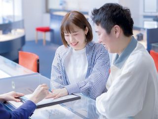 ふたりの人生に寄り添うために。
未来を見据え計算されつくした「着け心地」。

年間10万組が訪れる、日本初ブライダルジュエリー専門店。