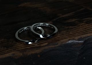 丁寧に造られた仕立ての良いものを、大切に手入れし長く使う。そんな日本人が受け継いできた精神と、そのために磨かれた日本古来の技術に魅せられ、指輪造りの全てを手作業にこだわるichi。地金を鎚で何度も叩いて成形する「鍛造」という技法は、永遠を誓うおふたりの一生に寄り添う強さを実現するもの。また、素材から形状、質感までお互いのこだわりを反映して生み出されたデザインは、シンプルながらもおふたりにとっての特別な想いを秘めたまま日常に溶け込んでゆきます。強さと美しさを兼ね備えたichiのリングが、おふたりの人生のどんなシーンにもお供出来ますよう、丹精込めて一本一本お作りしております。毎日を過ごす中での変化を直に受け取る指輪だからこそ、お悩みが生じることもあるでしょう。そんな時のアフターケアも職人に安心しておまかせください。クリーニングをはじめ、サイズ直しや歪みの補正、宝石の緩み直しまでいつでもなんでもお気軽にご相談を。