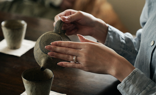 ichiのオーダーメイドでは、熱した地金を鎚で何度も叩く「鍛造」という製法で造り上げていきます。 鍛造で造られたリングは強度と、いつまでも指になじむ着け心地が特徴です。
おふたりの思い描くデザインを形にし、その想いの詰まったリングで おふたりの人生に変わらず寄り添えるだけの強さを育んでいます。
鍛造リングの特徴である強度と、いつまでも指に馴染む着け心地はまさに一生もの。手造りのものだけ がもつ強さと美しさを、目と肌で直に感じてみてください。