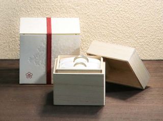 一生涯輝き続けるリングの為にアフターケアも充実。知識豊富なコンシェルジュが親身にサポート。

クリーニングや通常のサイズ直しはいつでも無料なので気軽に来店できる。知識豊富なコンシェルジュが一組一組丁寧に対応しリング選びをサポート。一生涯輝き続けるリングの為に、「生涯保証」で充実のアフターケア。完成したリングは1300年以上前から絹織物の産地である丹後のちりめんを中敷き使用した国産の桐箱に入れて渡してくれる。杢目金屋ならではの「和のおもてなし」が人気です。