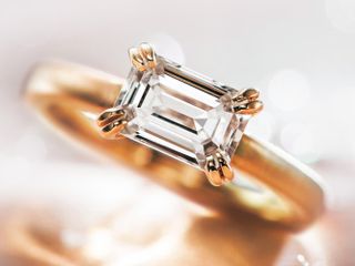 ダイヤモンドの内で光が複雑に反射するブリリアントカットとは対照的に、透明で澄んだ輝きが魅力的なエメラルドカットダイヤモンド。ダイヤモンドそのものが放つ透明感と澄んだ輝きはエメラルドカットダイヤだからこそ叶う輝きです。

そんな特別なダイヤモンドがあることを多くの方に知ってもらいたいとオレッキオでは創業当時より、エメラルドカットダイヤモンドにこだわり続けています。