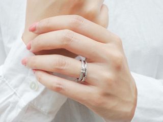 個性的なデザインの物からシンプルだけど他にはあまりないデザインの物まで、オレッキオでは婚約指輪、結婚指輪ともに様々なデザインの指輪をご用意しております。
本当に好きだと思えるデザインにこだわり、お二人で選ばれた指輪は長く愛していただけるのではないでしょうか。