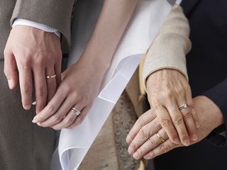 【サイズ直し無料保証も】50年後、100年後もずっと着け続けていられるようにお届けする充実のアフターサービス

ブライダルリングは二人の愛と絆を象徴する特別な存在です。指輪に刻まれたそれぞれの思い出や願いが、時間を重ねるごとに深まっていきます。
大切なブライダルリングだからこそ、定期的なメンテナンスが重要。
トレセンテは末永く身に着けていただけるよう充実したアフターサービスをご用意しております。