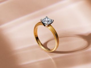 直近10年で1万組の方に選ばれる、タイムレスなデザイン。
人生を共にするリングにふさわしい、360度どこから見ても美しく普遍的かつ現代的なクリエーションで単体使いも様々なジュエリーとのコーディネートも思いのままに。
ずっと身に着けるものだから、いくつになってもふたりらしい輝きを纏えるように。