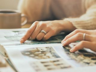 長年オーダーメイドを通じて50万組以上のカップルの細やかな要望に応えてきたジュエリーブランド“ケイウノ”は、お客さまに長く指輪を愛用いただけるよう《デザイン》《耐久性》《着け心地の良さ》すべてにこだわって、１点１点職人が丁寧なモノづくりをし品質の高い指輪を提供しています。
「作る」だけで終わらず、熟練の職人による【アフターサービス】も毎日・何十年後も安心して愛用いただけます。
リングを買った当時のような輝きを取り戻す「リフレッシュ仕上げ」「サイズ直し」も何度でも無料。職人が直接指輪の状態を確認するので、回数を重ねてもずっとよい状態で身に着けられます。