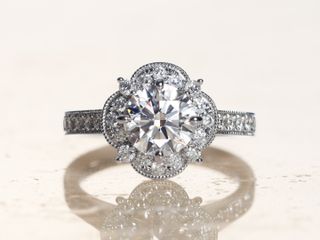 ルシエは、ひとりのために心を込めて一点物を作り上げる「オートクチュール」の物語から生まれました。愛の物語、様々な自然の表情、記憶に残る美しい情景、これらの物語に寄り添い、エモーショナルで詩的なジュエリーを製作してきたルシエ。ブライダルリングにも、美しい自然やふたりの幸せを願う物語が込められています。ディティールまで作りこまれたリングには、ハイジュエリーの製作で培われた卓越した技巧が、余すことなく取り入れられています。