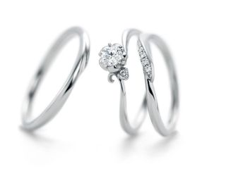 おふたりを結ぶ永遠の絆の証に、世界にたったひとつの、確かな輝きを添えるために。私たちANELLI DI GINZAはダイヤモンドの品質にこだわっています。選りすぐりの原石から生まれ、精密なカッティングと研磨を施したダイヤモンドのみを使用。地球が作り上げた奇跡の結晶、その美しい光を最大限に引き出し、一生もののリングにふさわしい形でお届けします。